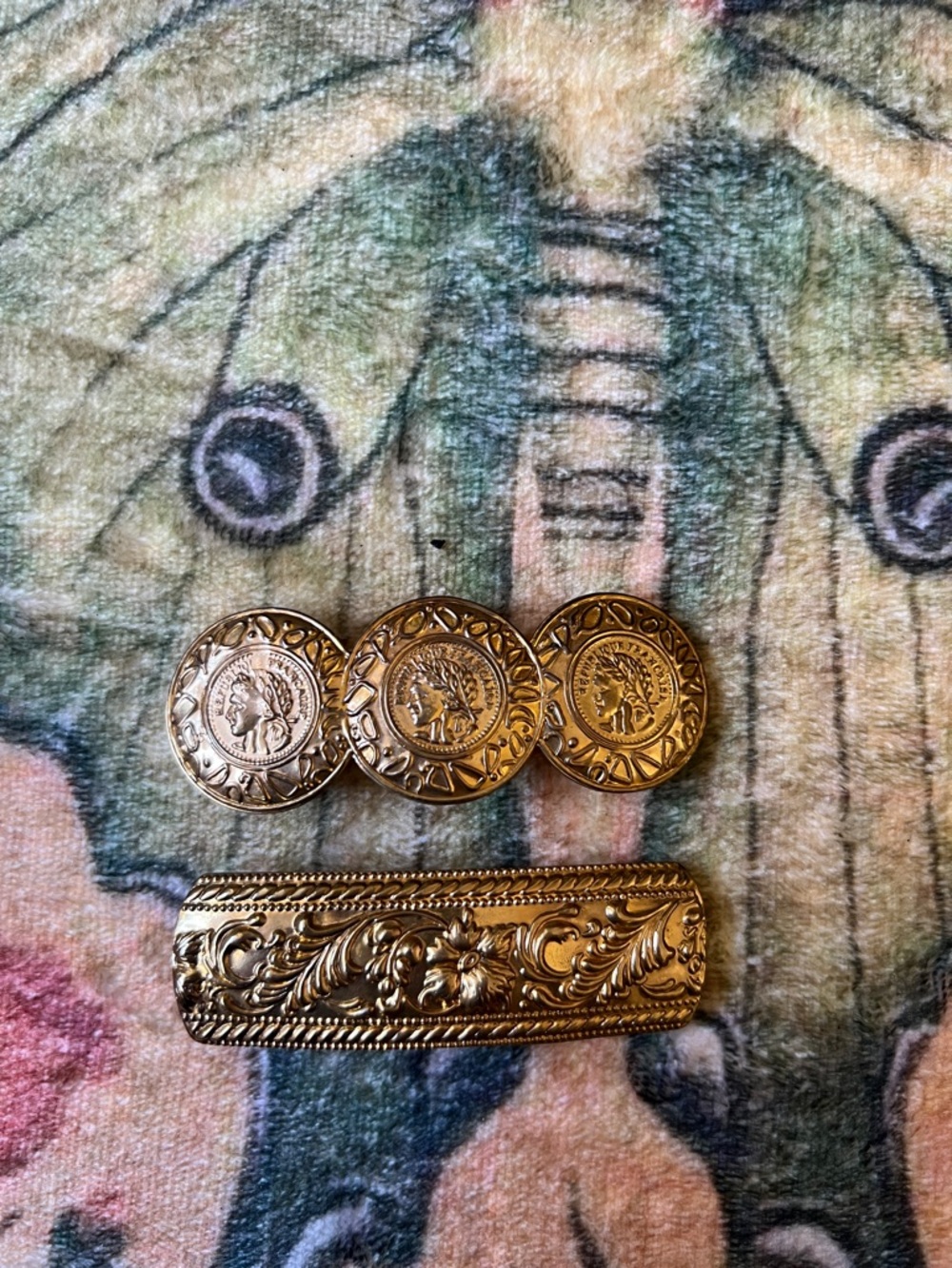 Brooc set Vintage Gold-Tone   Victorian-style hair like antique French coin
